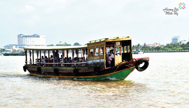 Tàu du lịch đưa khách tham quan các cồn